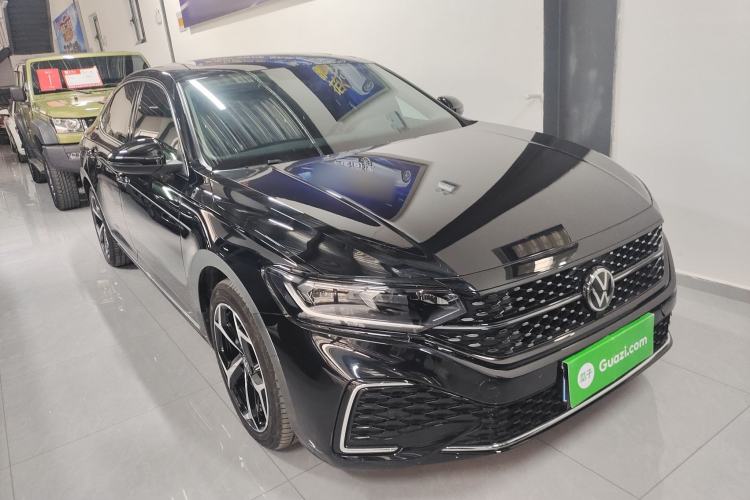 Used Volkswagen Passat 2024 330TSI Starry Elite Edition Front Right 45 Deg