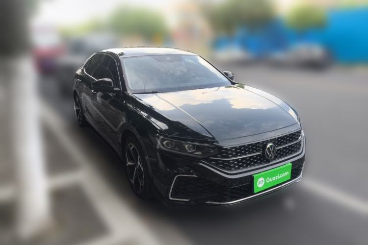 Used Volkswagen Passat 2024 380TSI Starry Luxury Edition Front Right 45 Deg