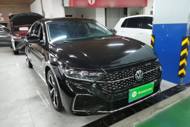 Used Volkswagen Passat 2024 330TSI Starry Elite Edition Front Right 45 Deg
