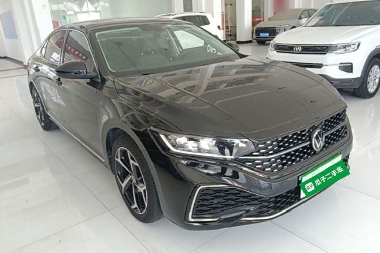 Used Volkswagen Passat 2024 380TSI Starry Elite Edition Front Right 45 Deg