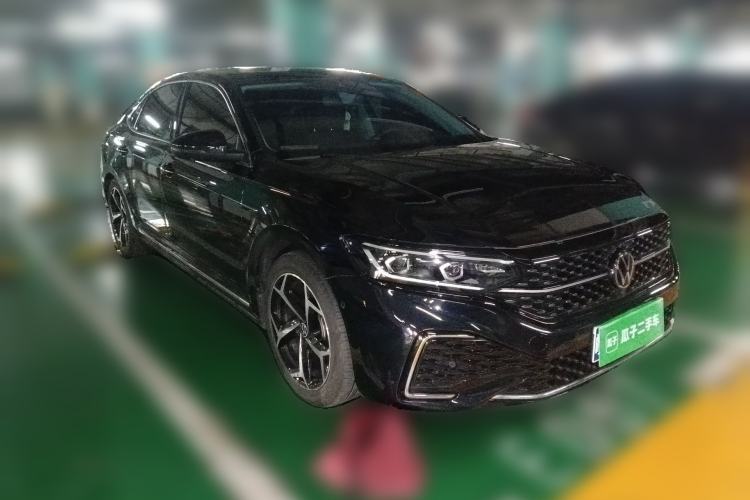 Used Volkswagen Passat 2024 380TSI Starry Luxury Edition Front Right 45 Deg