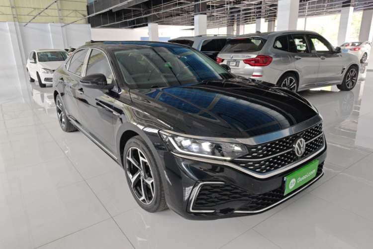 Used Volkswagen Passat 2024 330TSI Starry Elite Edition Front Right 45 Deg