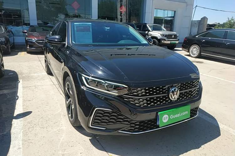 Used Volkswagen Passat 2024 380TSI Starry Luxury Edition Front Right 45 Deg
