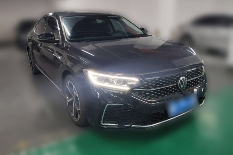 Used Volkswagen Passat 2024 380TSI Starry Dragon Edition Front Right 45 Deg