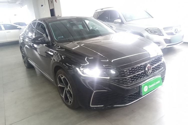 Used Volkswagen Passat 2024 330TSI Starry Elite Edition Front Right 45 Deg