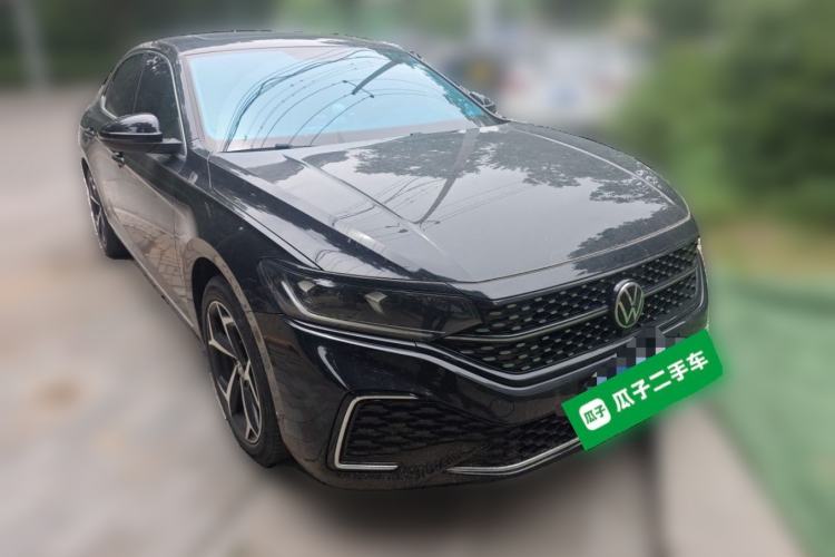 Used Volkswagen Passat 2024 330TSI Starry Elite Edition Front Right 45 Deg