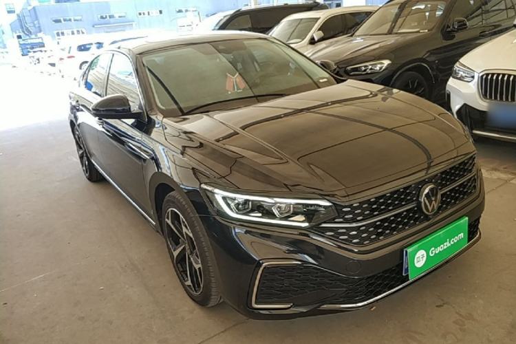 Used Volkswagen Passat 2024 380TSI Starry Luxury Edition Front Right 45 Deg