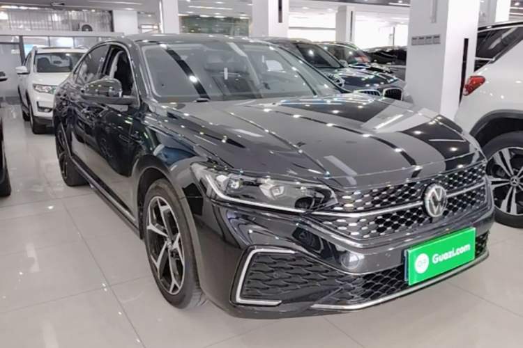 Used Volkswagen Passat 2024 380TSI Starry Elite Edition Front Right 45 Deg