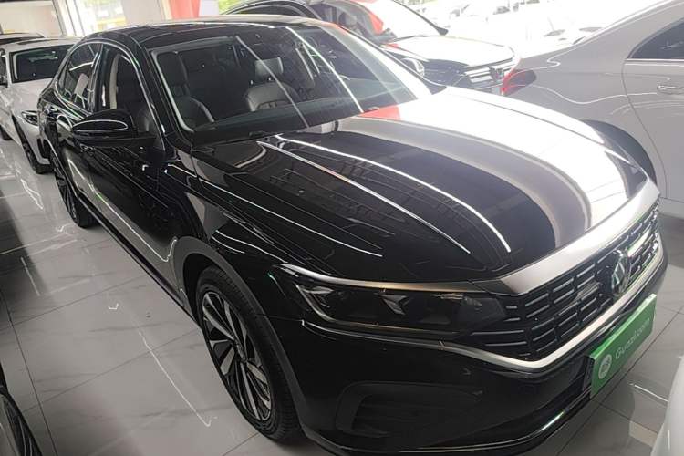 Used Volkswagen Passat 2024 380TSI Dragon Edition Front Right 45 Deg