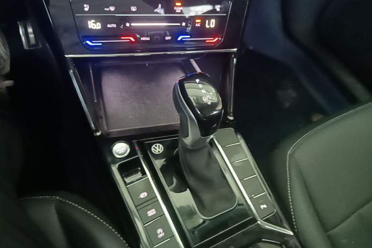 Used Volkswagen Passat 2024 330TSI Elite Edition Gear Lever