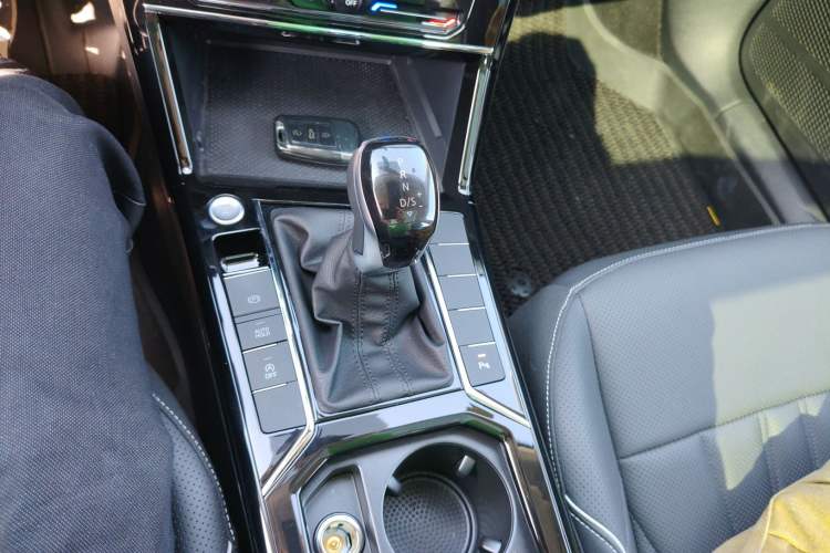 Used Volkswagen Passat 2024 380TSI Elite Edition Gear Lever