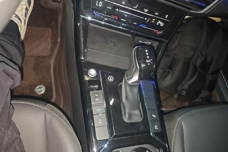 Used Volkswagen Passat 2024 380TSI Luxury Edition Gear Lever