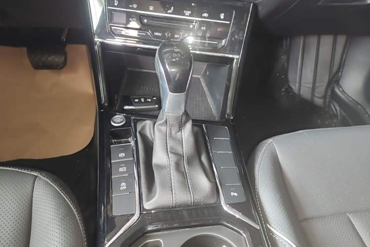 Used Volkswagen Passat 2024 330TSI Starry Elite Edition Gear Lever