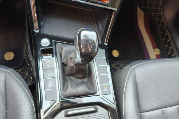 Used Volkswagen Passat 2024 330TSI Starry Elite Edition Gear Lever