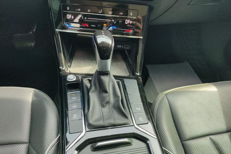Used Volkswagen Passat 2024 380TSI Starry Luxury Edition Gear Lever