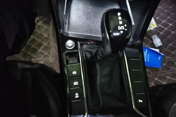 Used Volkswagen Passat 2024 280TSI Elite Edition Gear Lever