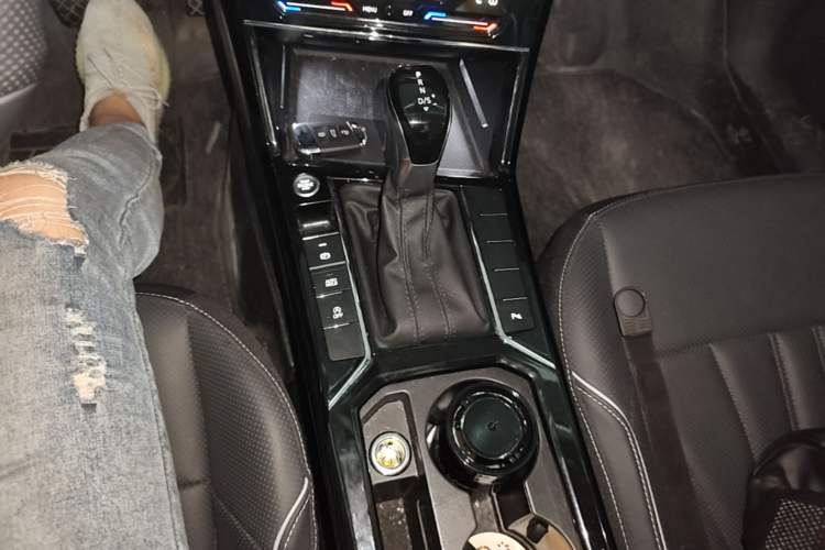 Used Volkswagen Passat 2024 330TSI Elite Edition Gear Lever