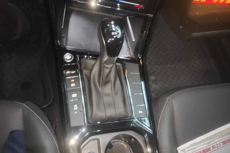 Used Volkswagen Passat 2024 330TSI Elite Edition Gear Lever