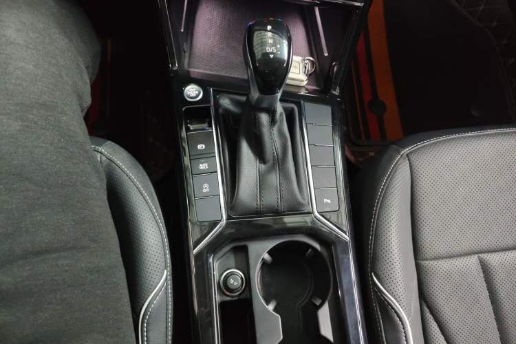 Used Volkswagen Passat 2024 380TSI Dragon Edition Gear Lever