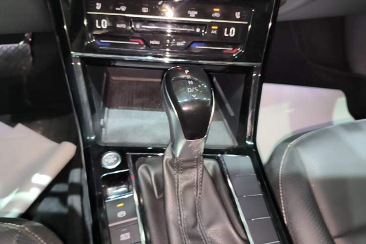 Used Volkswagen Passat 2024 380TSI Dragon Edition Gear Lever