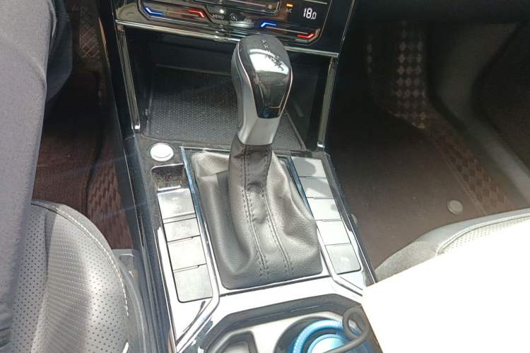 Used Volkswagen Passat 2024 330TSI Elite Edition Gear Lever