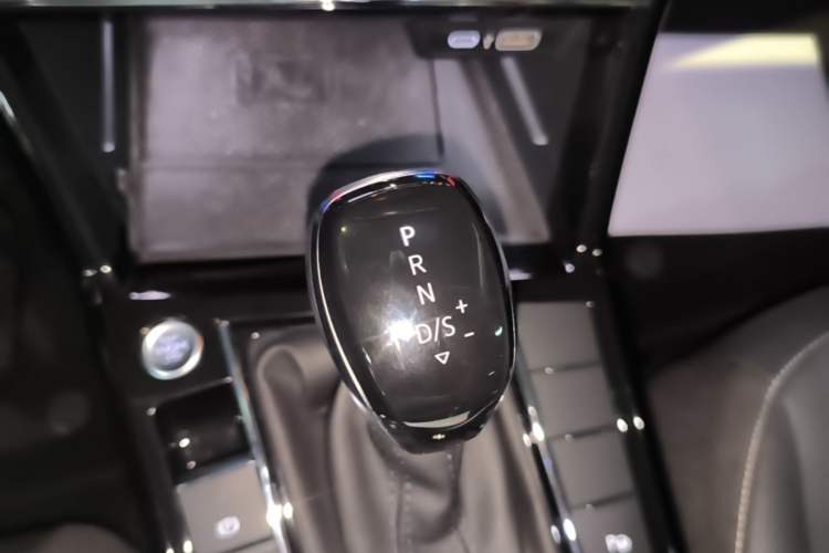 Used Volkswagen Passat 2024 380TSI Luxury Edition Gear Lever