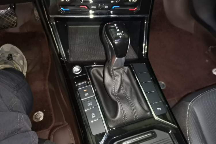 Used Volkswagen Passat 2024 330TSI Elite Edition Gear Lever