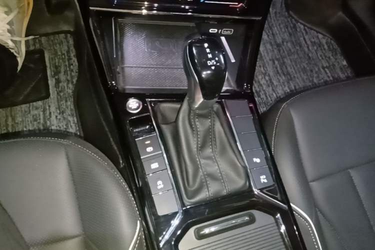 Used Volkswagen Passat 2024 380TSI Dragon Glory Edition Gear Lever
