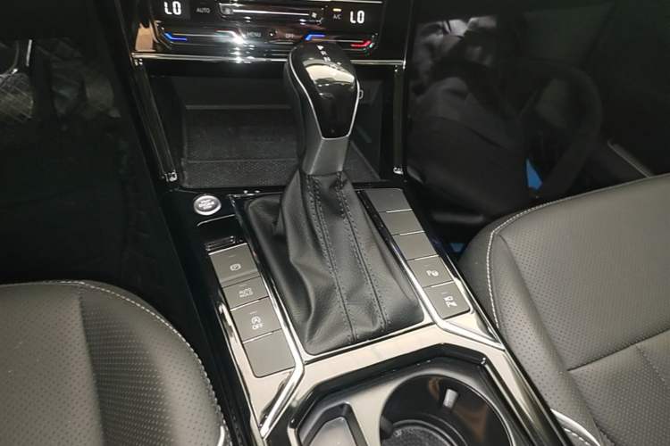 Used Volkswagen Passat 2024 380TSI Luxury Edition Gear Lever