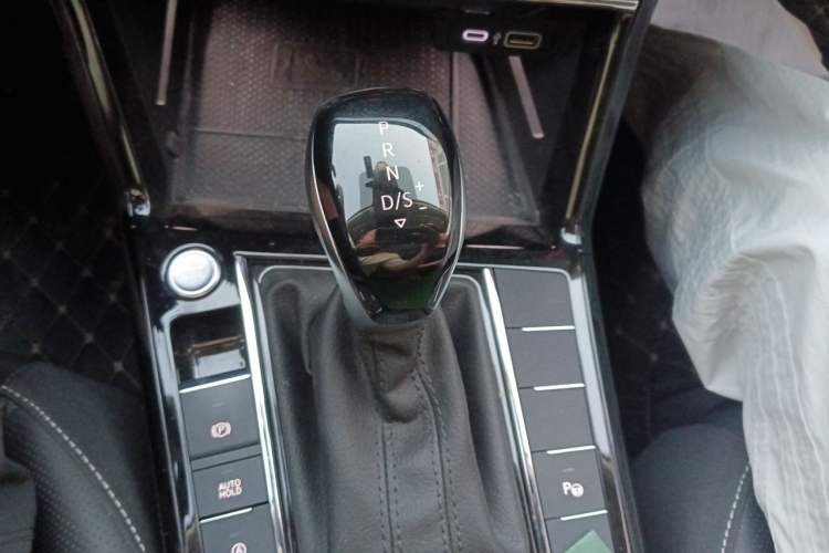 Used Volkswagen Passat 2024 380TSI Dragon Glory Edition Gear Lever