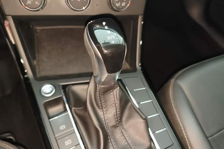 Used Volkswagen Passat 2024 280TSI Business Edition Gear Lever