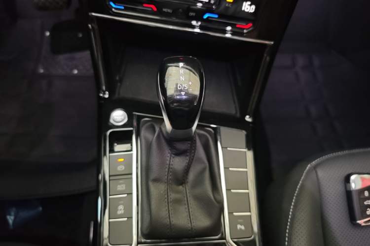 Used Volkswagen Passat 2024 380TSI Elite Edition Gear Lever