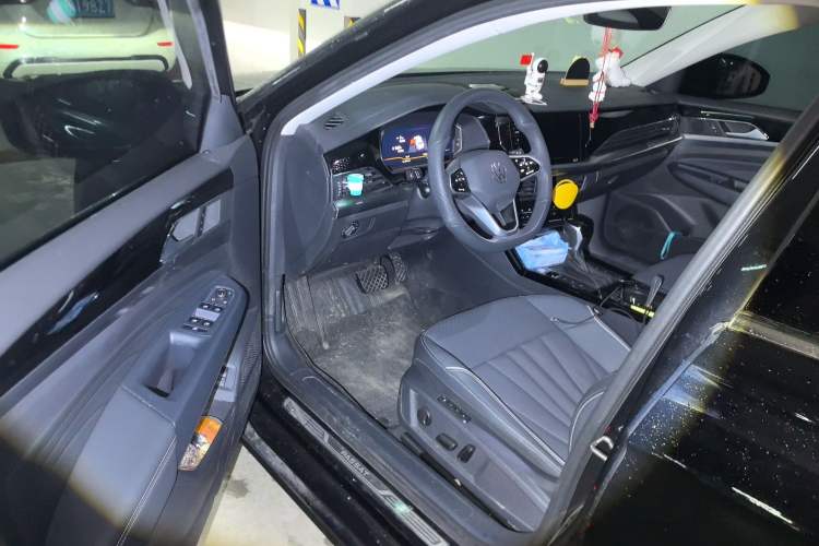 Used Volkswagen Passat 2024 330TSI Starry Elite Edition Interior 3