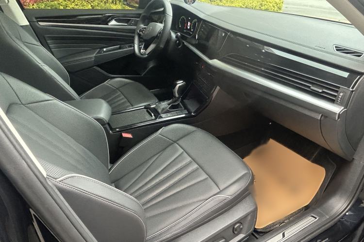 Used Volkswagen Passat 2024 380TSI Luxury Edition Interior 4