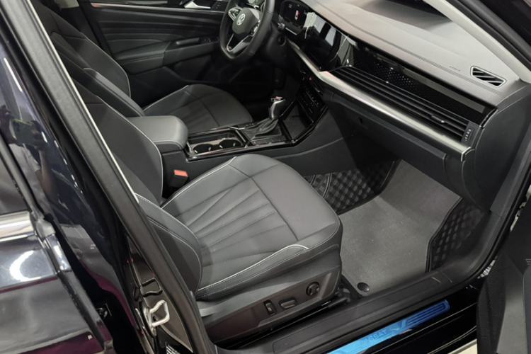 Used Volkswagen Passat 2024 380TSI Elite Edition Interior 6
