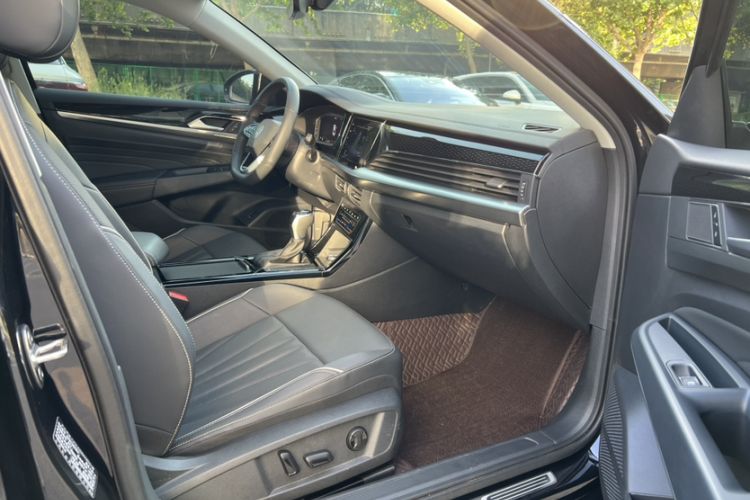 Used Volkswagen Passat 2024 380TSI Dragon Edition Interior 9