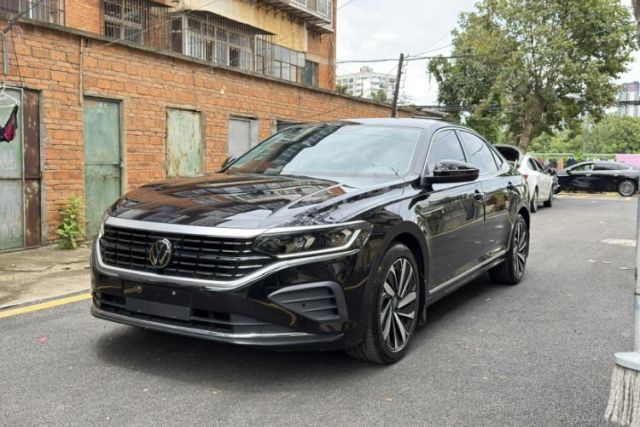 Ojetý Volkswagen Passat 2024 380TSI Dragon Edition