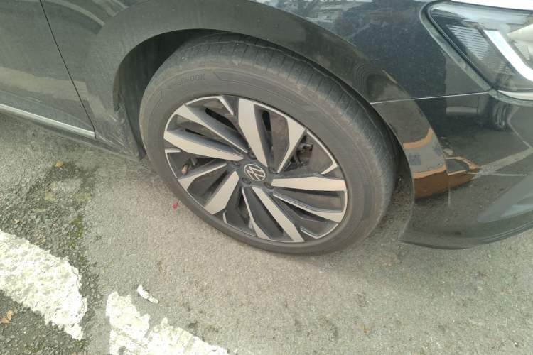 Used Volkswagen Passat 2024 380TSI Elite Edition Right Front Wheel Hub