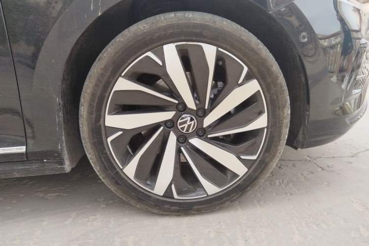 Used Volkswagen Passat 2024 380TSI Luxury Edition Right Front Wheel Hub