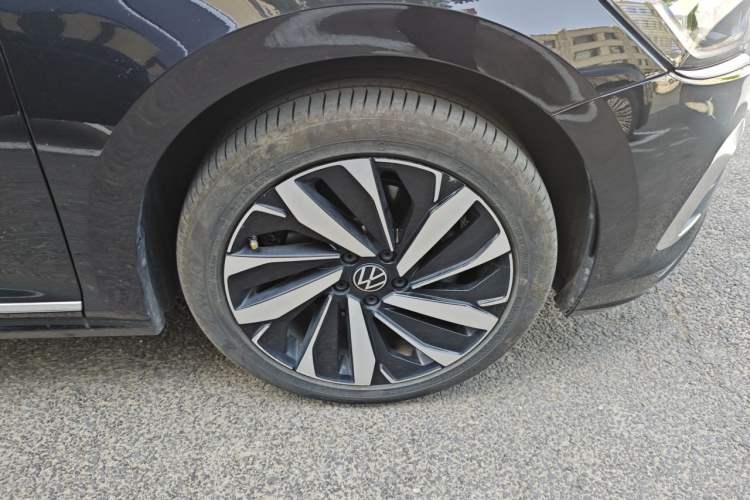 Used Volkswagen Passat 2024 330TSI Elite Edition Right Front Wheel Hub