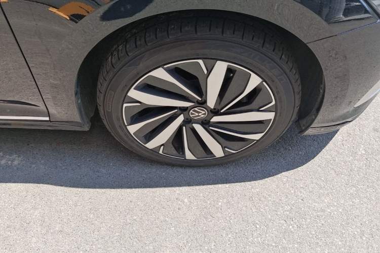 Used Volkswagen Passat 2024 380TSI Dragon Edition Right Front Wheel Hub