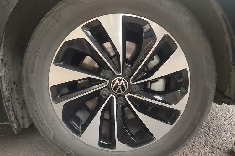 Used Volkswagen Passat 2024 280TSI Elite Edition Right Front Wheel Hub