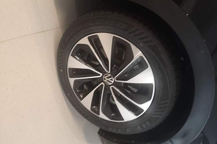 Used Volkswagen Passat 2024 280TSI Business Edition Right Front Wheel Hub