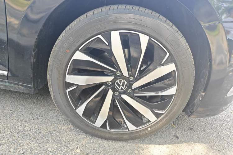 Used Volkswagen Passat 2024 380TSI Dragon Edition Right Front Wheel Hub