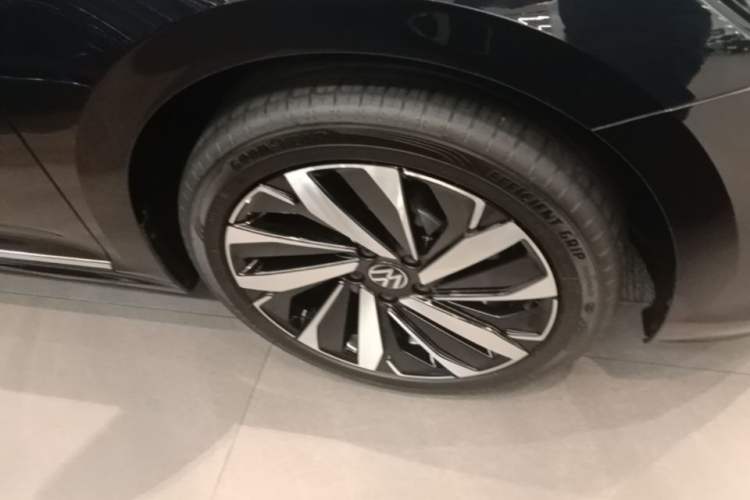 Used Volkswagen Passat 2024 380TSI Elite Edition Right Front Wheel Hub