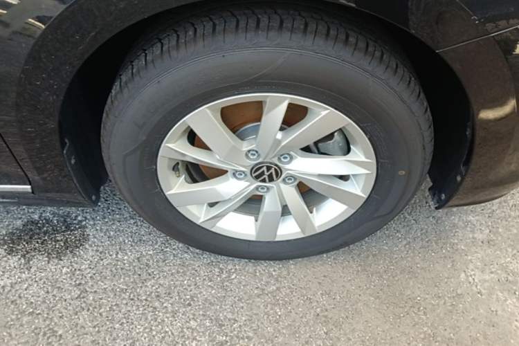 Used Volkswagen Passat 2024 280TSI Business Edition Right Front Wheel Hub