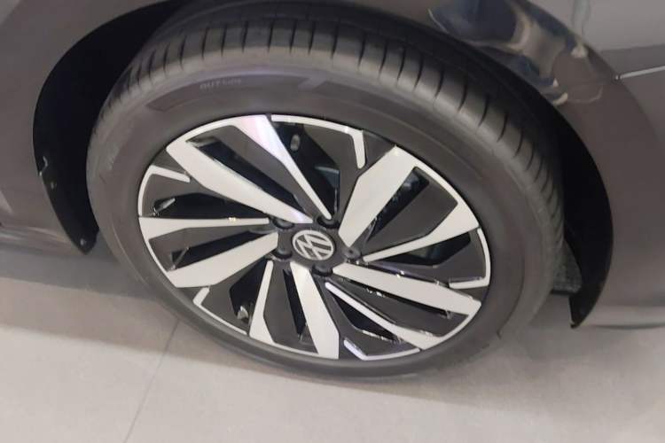 Used Volkswagen Passat 2024 380TSI Elite Edition Right Front Wheel Hub