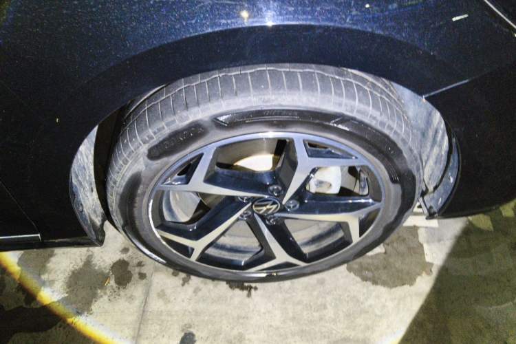 Used Volkswagen Passat 2024 380TSI Starry Elite Edition Right Front Wheel Hub