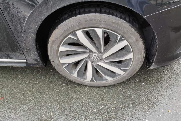 Used Volkswagen Passat 2024 330TSI Elite Edition Right Front Wheel Hub