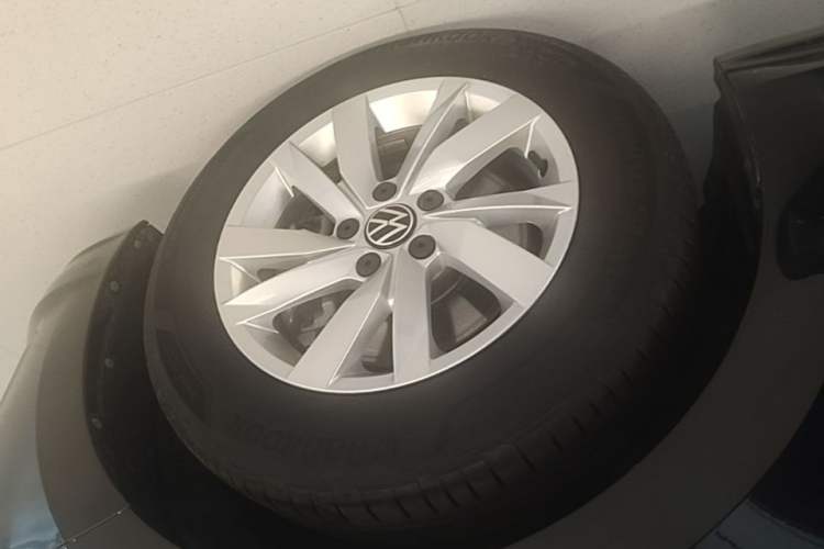 Used Volkswagen Passat 2024 280TSI Business Edition Right Front Wheel Hub
